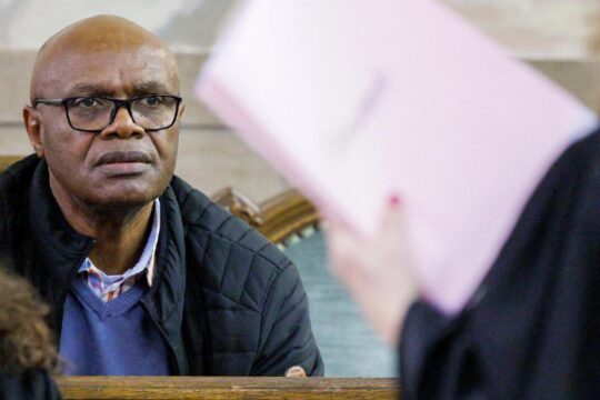 Le Rwandais Emmanuel Nkunduwimye condamné à 25 ans de prison en Belgique pour sa participation au génocide des Tutsis au Rwanda en 1994. Photo : Nkunduwimye pendant son procès.