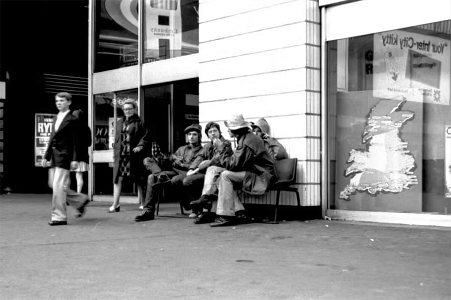 Glasgow, 1973, des jeunes hommes près de la gare Queen Street