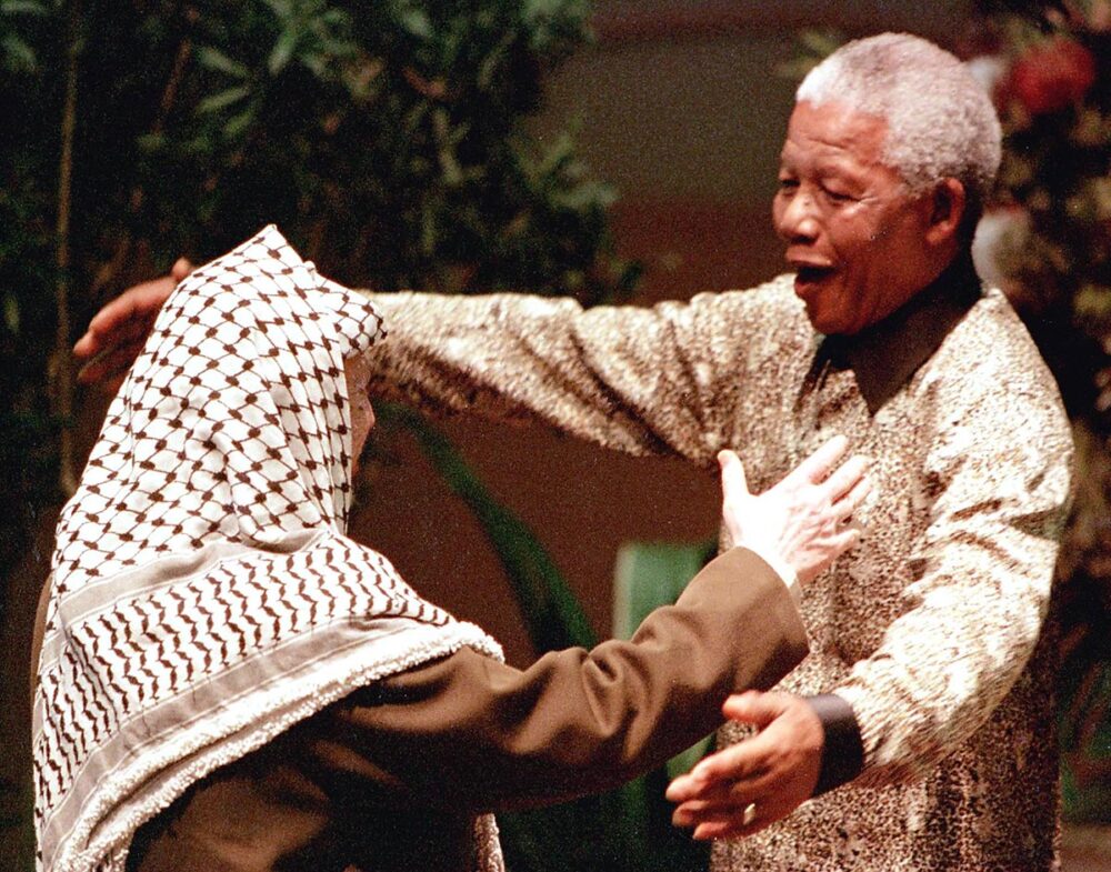 International justice: why is South Africa defending Palestine? - Photo: in 1998, Nelson Mandela (President of South Africa) prepares to embrace Yasser Arafat (President of the Palestinian Authority).