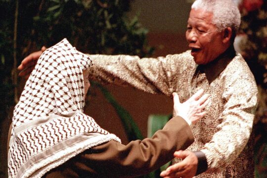 Justice internationale : pourquoi l'Afrique du Sud défend la Palestine ? - Photo : en 1998, Nelson Mandela (président de l'Afrique du Sud) s'apprête à embrasser Yasser Arafat (président de l'Autorité palestinienne).