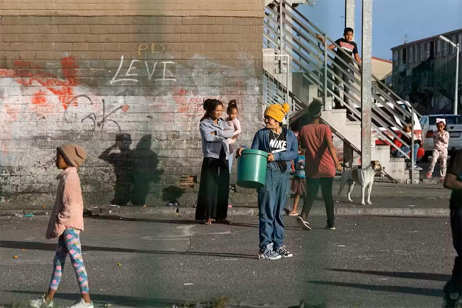 Des habitants du quartier Hanover Park, théâtre de violentes guerres de gangs ces dernières semaines, le 29 mai 2022, au Cap en Afrique du Sud.