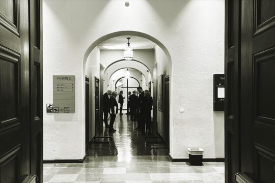 Procès Lundin en Suède - Photo : les accusés et leur équipe de défense patientent dans un couloir du tribunal, près de la salle d'audience numéro 34.