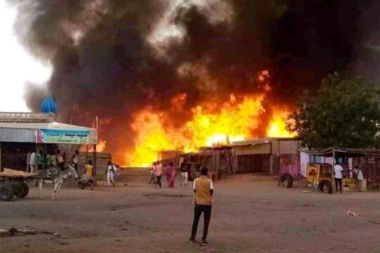 Soudan : face aux crimes perpétrés à El-Fashir, et plus globalement dans la région du Darfour, le procureur de la Cour pénale internationale (CPI) lance un appel à témoignages. Photo : un marché aux bestiaux brûle à El-Fashir, après un bombardement par les Forces de soutien rapide (RSF).