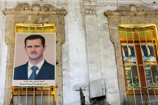 Justice pour la Syrie : que fait la Cour internationale de justice (CIJ) ? - Photo : une affiche du président syrien Bachar al-Assad dans les rues de Damas.