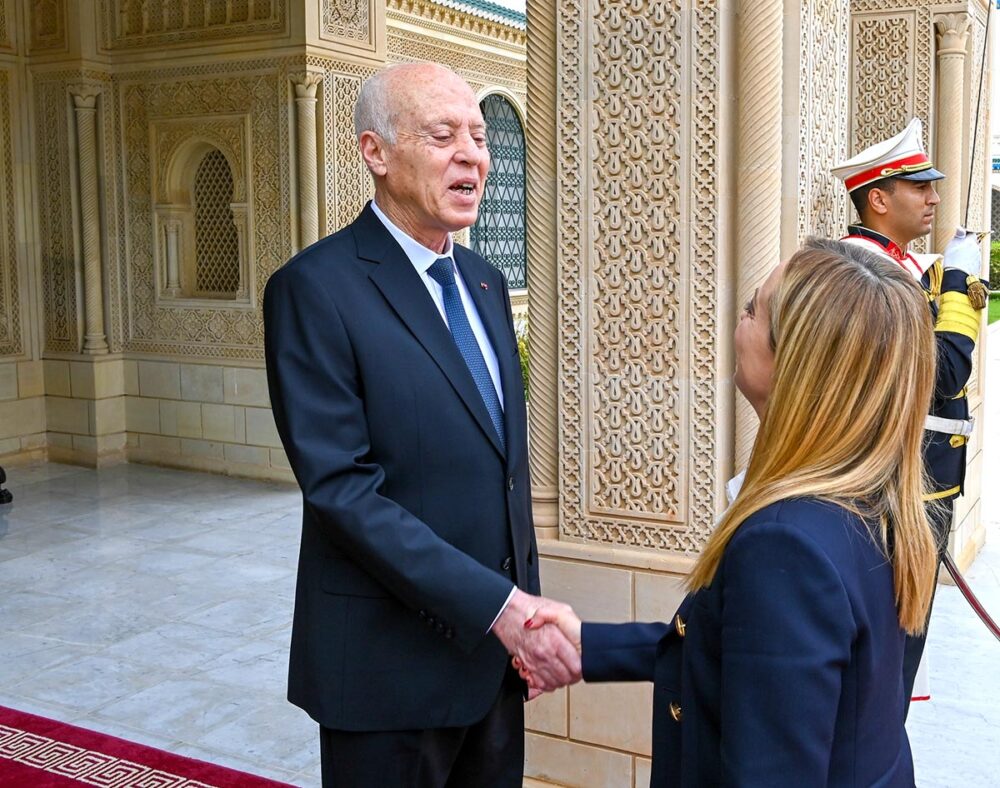 Crimes contre les migrants en Tunisie : la CPI va-t-elle agir ?Photo : le président tunisien Kaïes Saïed serre la main à la présidente italienne Giorgia Meloni.