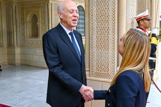 Crimes contre les migrants en Tunisie : la CPI va-t-elle agir ?Photo : le président tunisien Kaïes Saïed serre la main à la présidente italienne Giorgia Meloni.