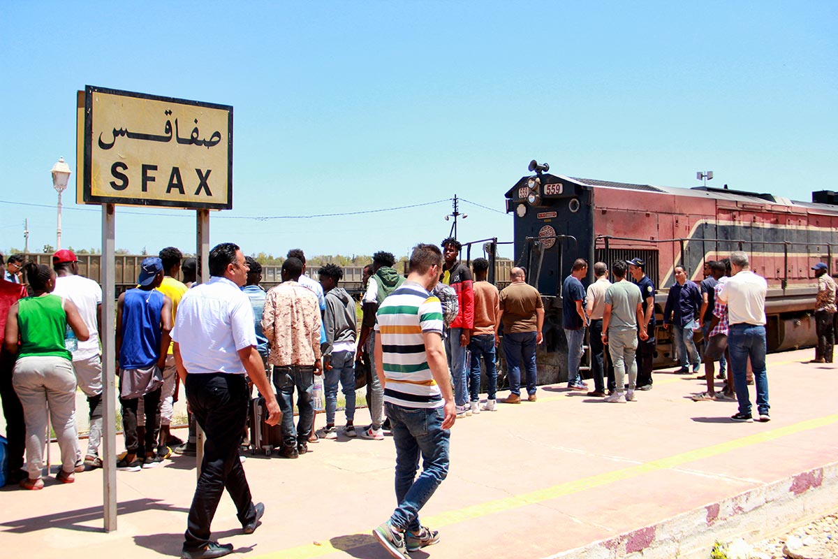 Des migrants subsahariens attendent un train en Tunisie (Sfax).