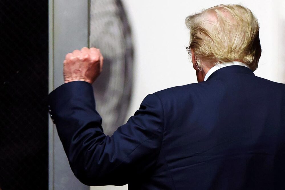 Donald Trump est redevenu président des États-Unis le 20 janvier 2025. Quel danger cela représente-t-il pour la Cour pénale internationale (CPI) ? Photo : Donald Trump (de dos) lève le poing.