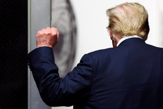 Donald Trump became President of the United States again on 20 January 2025. What danger does this represent for the International Criminal Court (ICC)? Photo: Donald Trump (back) raises his fist.