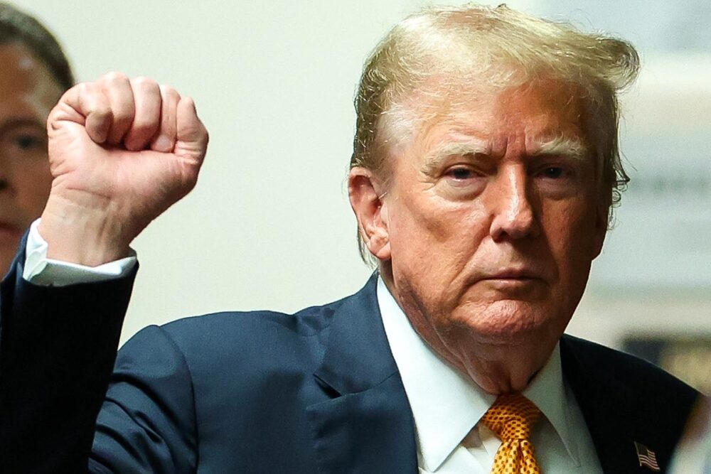 Donald Trump becomes President of the United States again on 20 January 2025. What danger does this represent for the International Criminal Court (ICC)? Photo: Donald Trump (front) raises his fist.