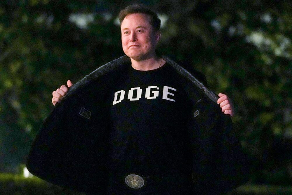 La Colombie, victime du gel des financements de l'USAID en raison de la politique de Donald Trump et Elon Musk. Photo : Musk, habillé tout en noir, montre fièrement un t-shirt sur lequel il est inscrit 