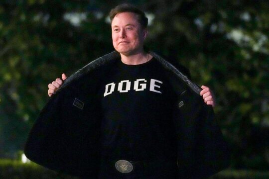 La Colombie, victime du gel des financements de l'USAID en raison de la politique de Donald Trump et Elon Musk. Photo : Musk, habillé tout en noir, montre fièrement un t-shirt sur lequel il est inscrit 