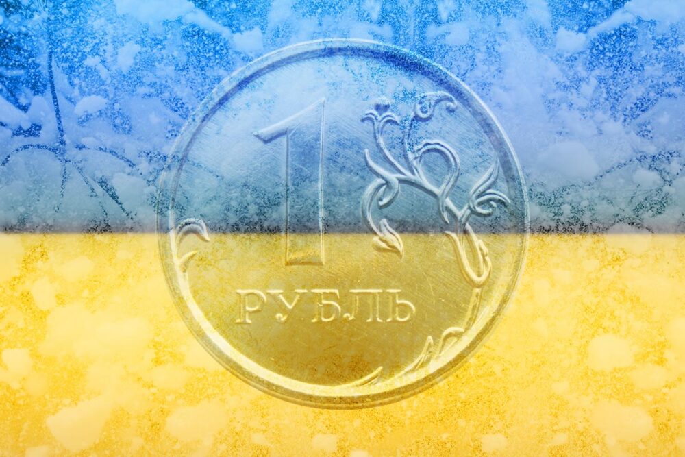 Les dépositaires internationaux centraux de titres (DICT) : une option pour financer l'Ukraine avec de l'argent russe. Image : montage photo d'une pièce d'un rouble, un drapeau ukrainien et du gel.