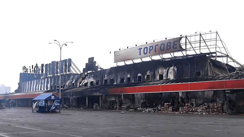 L'hypermarché Épicentre, près de Tchernihiv (Ukraine) en 2022 après son bombardement par l'armée russe. Photo : vue extérieure de l'hypermarché carbonisé.