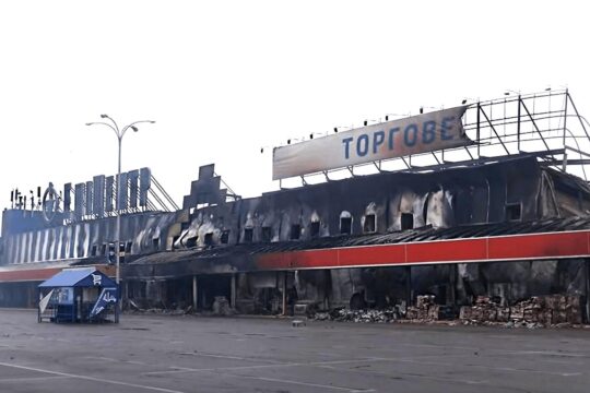 L'hypermarché Épicentre, près de Tchernihiv (Ukraine) en 2022 après son bombardement par l'armée russe. Photo : vue extérieure de l'hypermarché carbonisé.