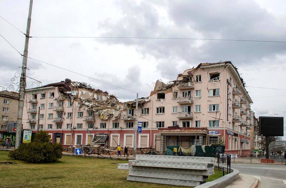 Guerre en Ukraine et réparations des cibles civiles : le cas des entreprises. Photo : L'Hôtel Ukraine de Tchernihiv détruit par un missile russe.