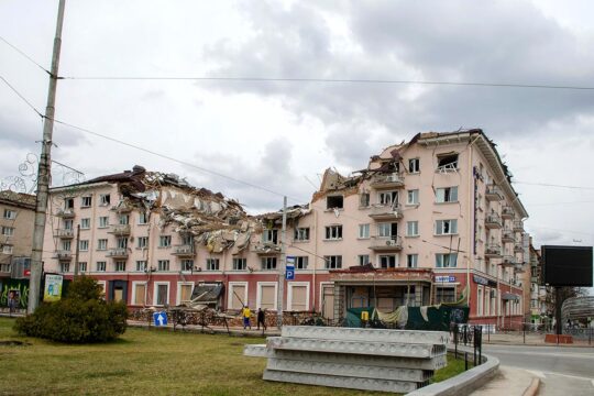 War in Ukraine and repairs to civilian targets: the case of companies. Photo: The Hotel Ukraine in Chernihiv destroyed by a Russian missile.