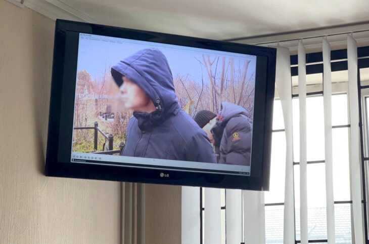 Trial in Ukraine of Mykola Fomenko, accused of high treason. He is shown on a television screen during his trial (he was filmed at the time).