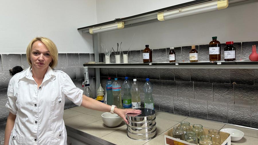 Olha Shedko, Head of the Department of Instrumental and Laboratory Controls at the National Environmental Inspectorate. Photo: Shedko poses in a laboratory.