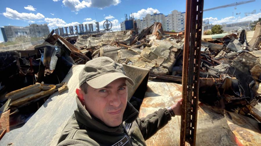 Serhiy Zhuk, chef de l'Inspection nationale de l'environnement dans l'Oblast de Tchernihiv, prend un selfie sur le site de l’hypermarché Épicentre, totalement détruit, en Ukraine.