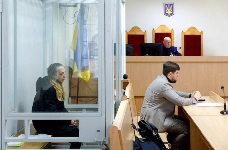 Procès pour collaboration en Ukraine. Photo : une Ukrainienne est jugée devant un tribunal à Dnipro.