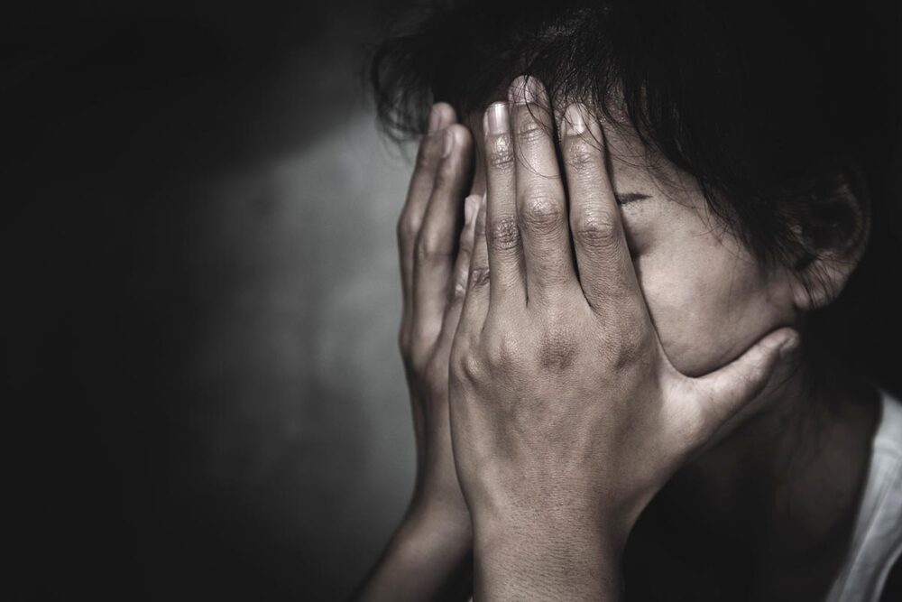 Sexual violence in Ukraine - As a result of the war with Russia, sexual crimes perpetrated by Russian soldiers are on the increase. photo: a woman hides her face with her hands.