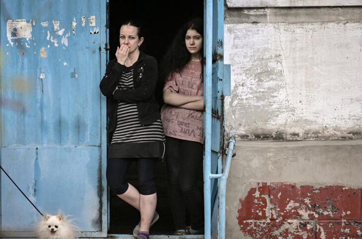 Sexual violence in Ukraine - Photo: Women stand at the door of their apartment building in the city of Lysychansk, a city without electricity and water, in the eastern Ukrainian region of Donbas.