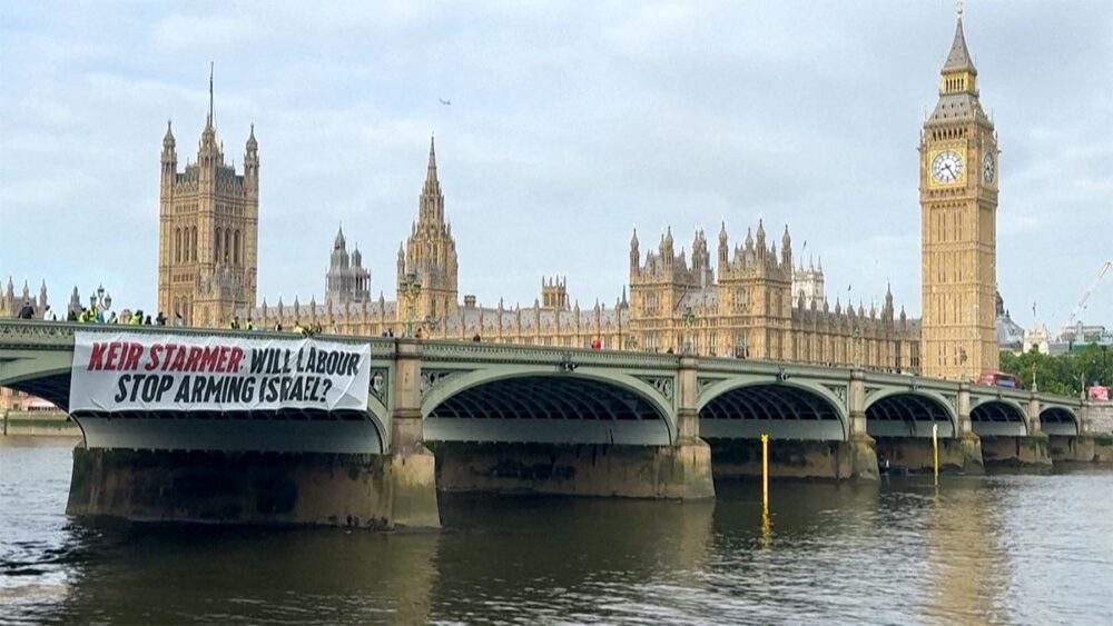 Bannière sur le pont de Westminster (Royaume-Uni) demandant « Les travaillistes vont-ils cesser d'armer Israël » ?