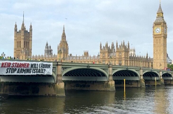 Bannière sur le pont de Westminster (Royaume-Uni) demandant « Les travaillistes vont-ils cesser d'armer Israël » ?