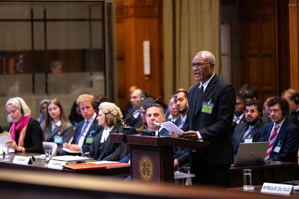 Justice climatique - Arnold Kiel Loughman (procureur général de la République de Vanuatu) plaide devant la Cour internationale de justice (CIJ) pour que les États pollueurs soient tenus responsables des effets du changement climatique.