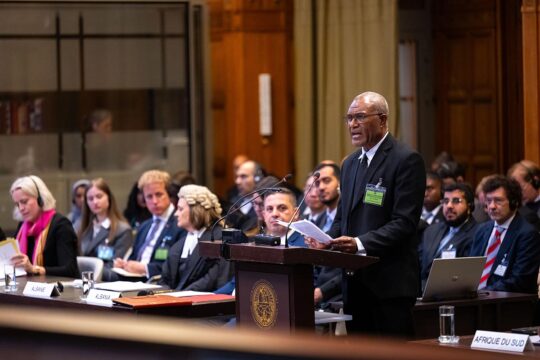 Justice climatique - Arnold Kiel Loughman (procureur général de la République de Vanuatu) plaide devant la Cour internationale de justice (CIJ) pour que les États pollueurs soient tenus responsables des effets du changement climatique.