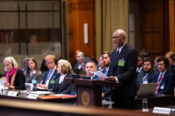 Justice climatique - Arnold Kiel Loughman (procureur général de la République de Vanuatu) plaide devant la Cour internationale de justice (CIJ) pour que les États pollueurs soient tenus responsables des effets du changement climatique.